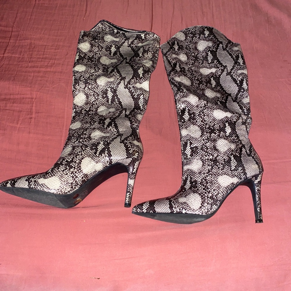 Sexy like new snake skin boots!
